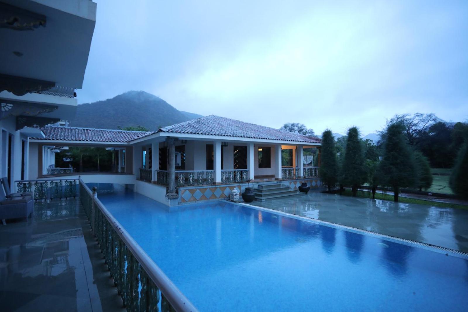 The Royal Retreat Resort & Spa Udaipur Buitenkant foto